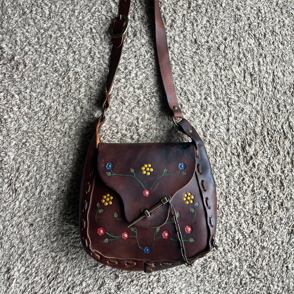 Vintage 70s hand tooled leather purse